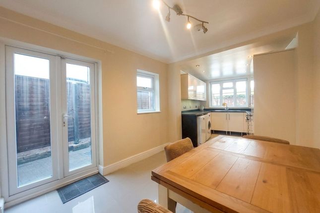 210 Squires Lane, London photo 4