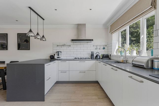 32 Harvest Lane, Thames Ditton photo 4