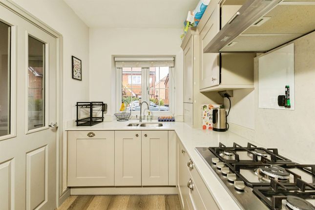 4, Lance Way, Reading photo 2