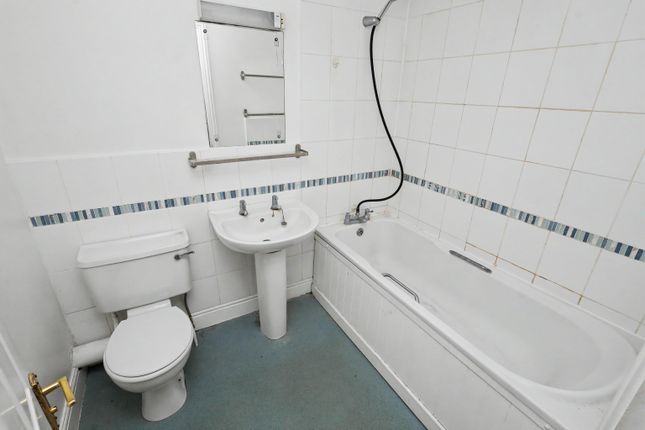 37, Azalea Close, Ilford photo 5