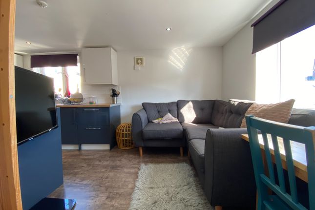 Flat C, 18, Llanbleddian Gardens, Cardiff photo 2