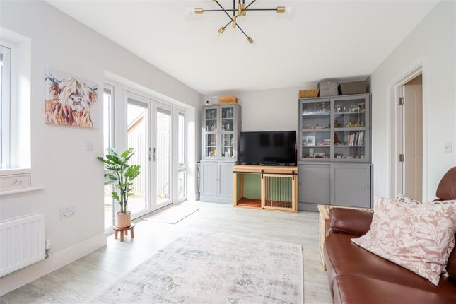 26, Thorn Way, Pease Pottage photo 4