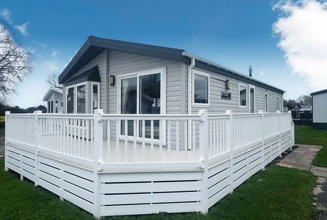 3-bed caravan on Willerby Pinehurst, Vinnetrow Rd, Chichester PO20 1QH West Sussex, Chichester, £299,995