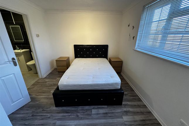Flat 5 Pipin Court, 687, Staines Road, Feltham photo 5