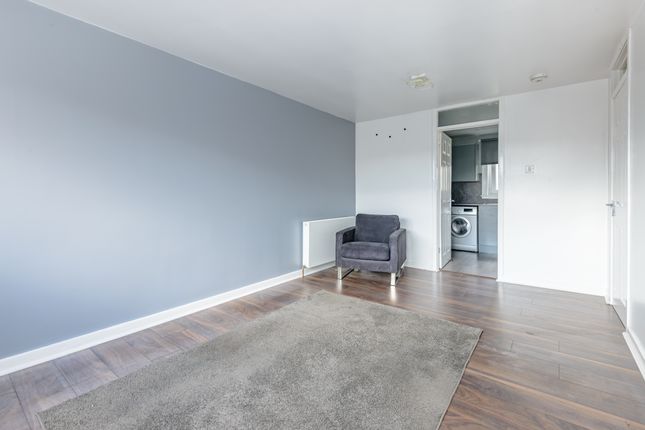 11/3, Calder Court, EDINBURGH photo 3