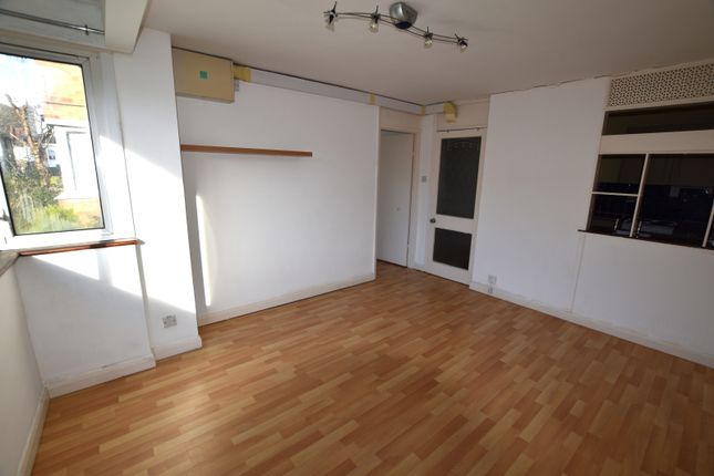 115 Queenswood Gardens, Wanstead, London photo 4