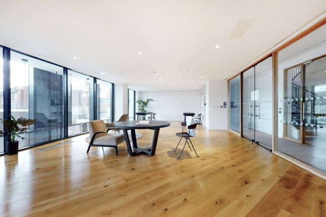 Flat for sale in Highgate Hill, Archway, London