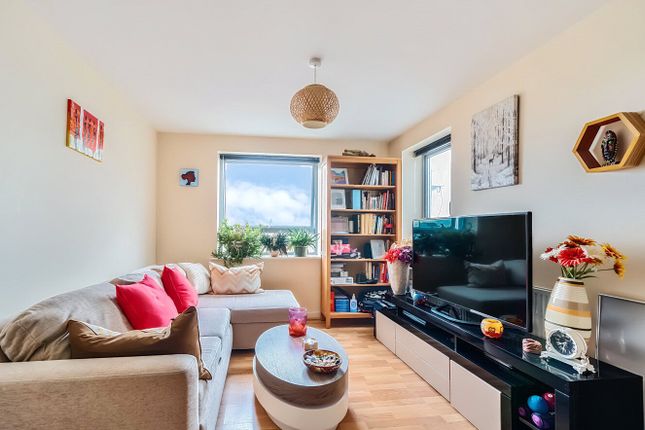 Flat for sale in Wilmington Close, Watford, Hertfordshire