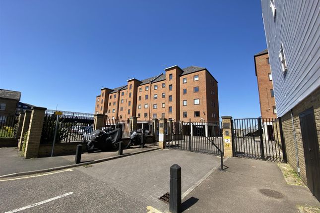 Thumbnail Flat to rent in West Street, Gravesend