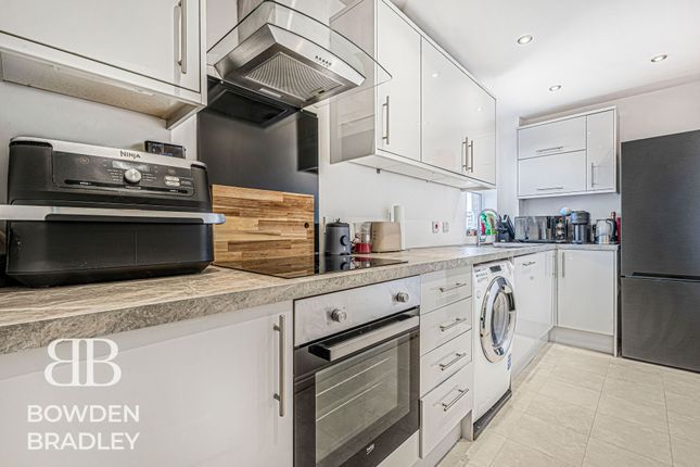 31 Ravenoak Way, Chigwell photo 4