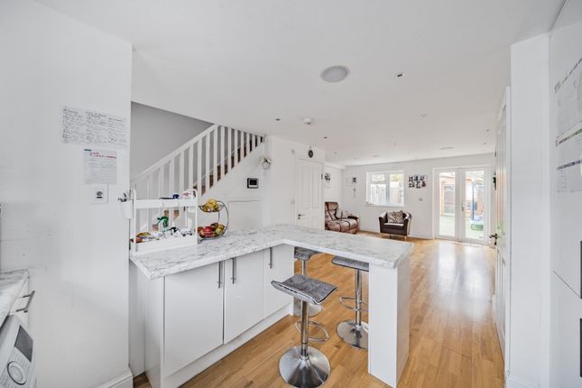 3, Oak View, Egham photo 4
