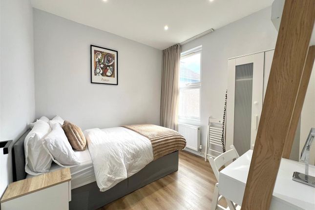 131, Blackhorse Lane, London photo 5