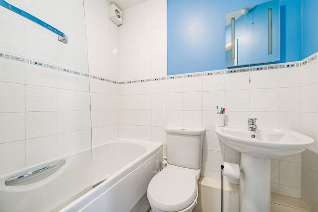 Flat for sale in Uplands Park Road, Enfield