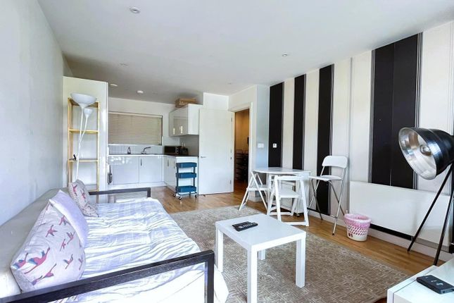 Flat to rent in Cube Apartments, Kings Cross Road, London