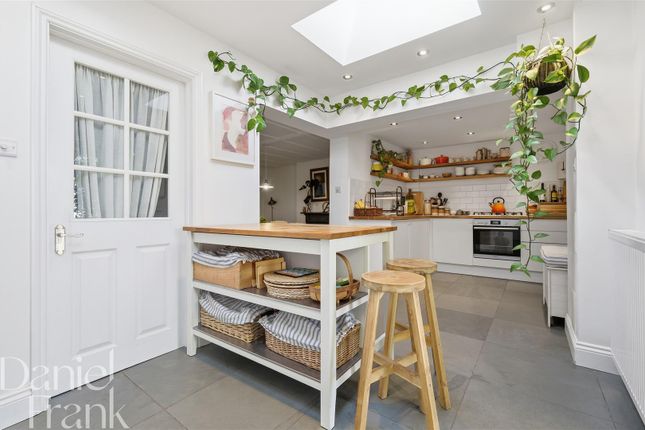 89, Smarts Lane, Loughton photo 4