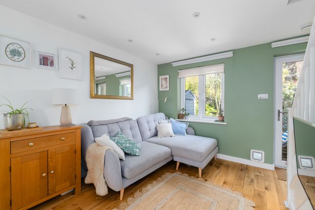 29, Francis Close, London photo 3