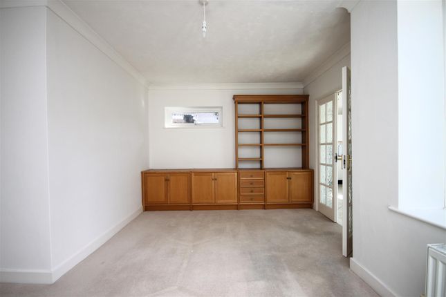 30, Allen Road, Great Bookham photo 4