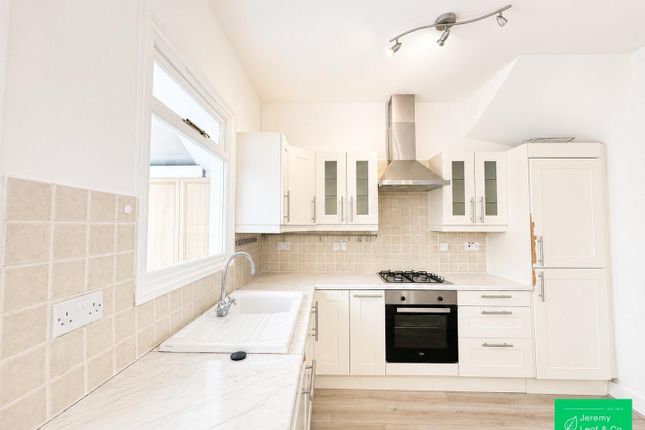 12a, Lewis Gardens, London photo 4