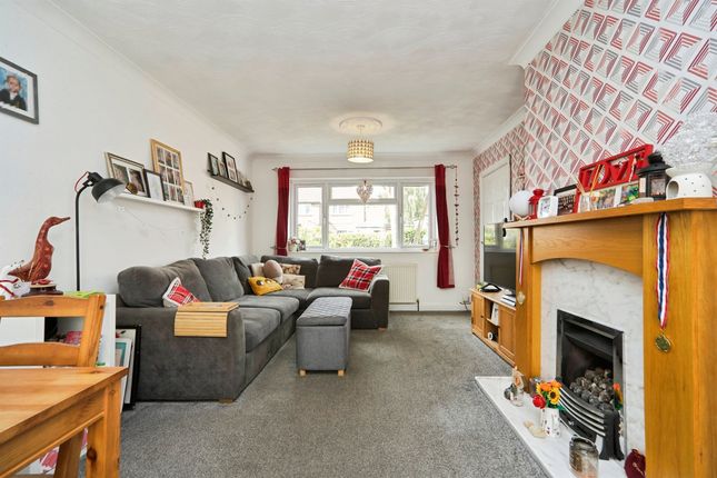 76, Acres Hall Crescent, PUDSEY photo 4