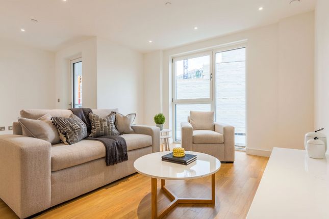 2 bed flat to rent in Brent House, 50 Wandsworth Road SW8