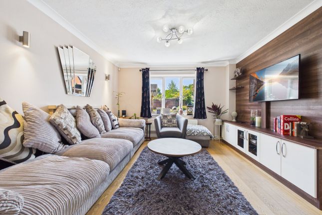 105, Woodward Close, Wokingham photo 4