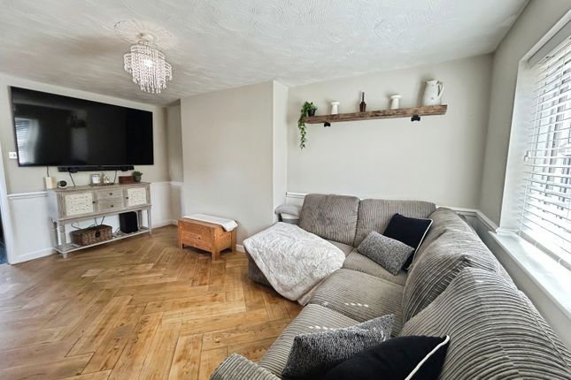 28, Finch Close, Swadlincote photo 3