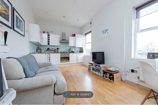 Flat, Bedford Hill Balham, London photo 2