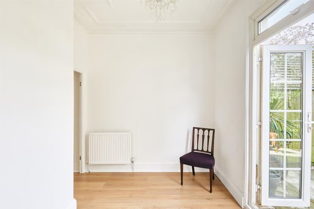 Flat to rent in Graham Road, Chiswick