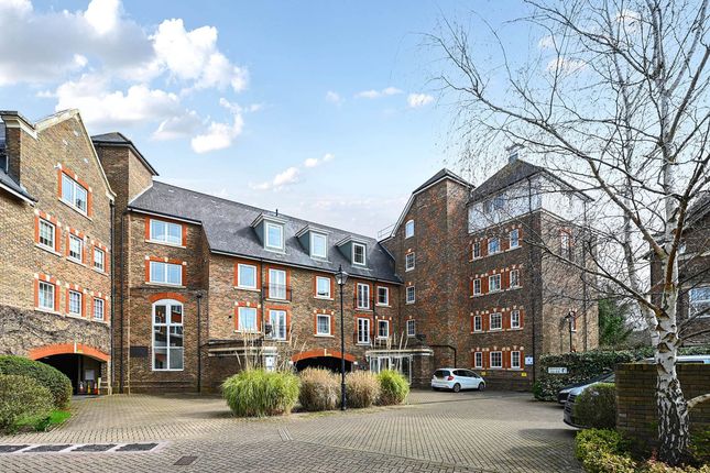 2-bed house on 17 Mortley Close, Tonbridge, £450,000
