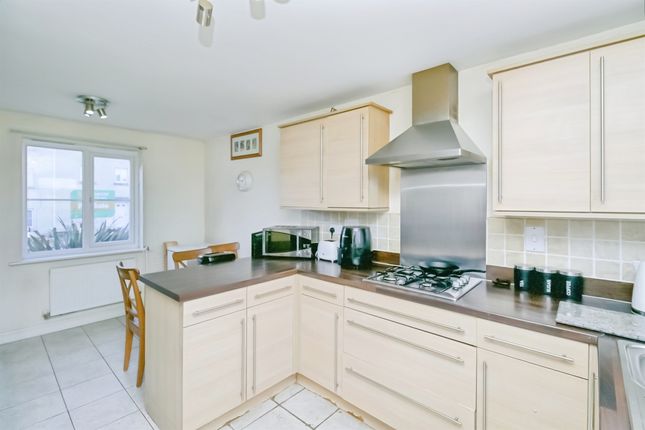 1, Kingfisher Road, Bridgend photo 4