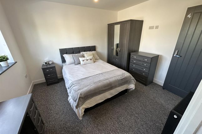 Room 4, 136, Charlton Road, Kingswood photo 4