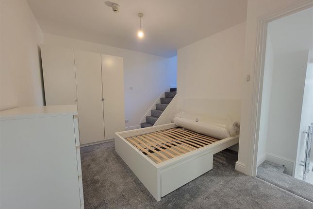 Flat 2, 41, Umfreville Road, London photo 4