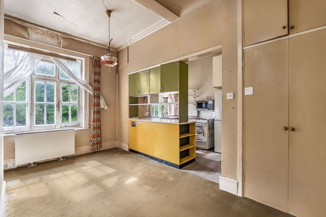 Lavershot Hall,Flat 6, London Road, Windlesham photo 4
