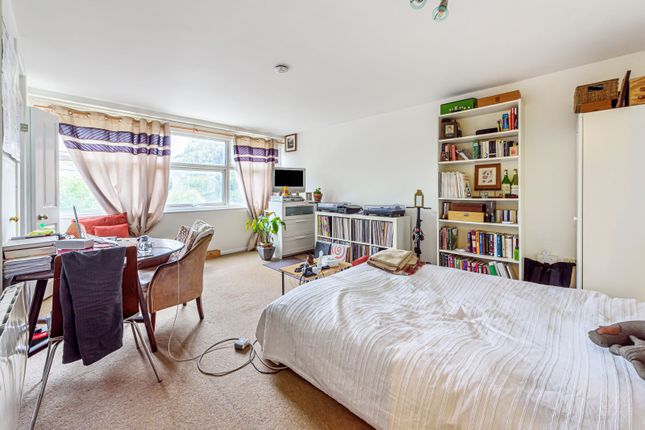 Flat 4, Monument Court,, Monument Hill, Weybridge photo 3