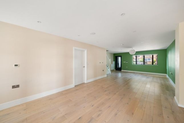 12a, Golden Manor Gardens, London photo 4