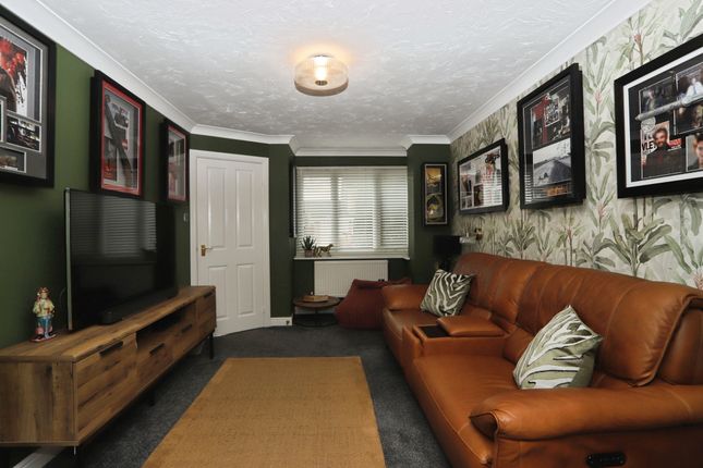 30, Clos Cwm Garw, Caerphilly photo 4