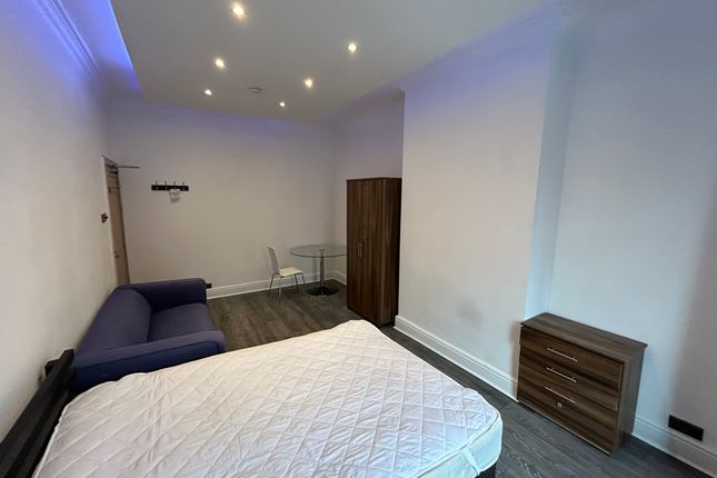 10, Carlton Road, Salford photo 4