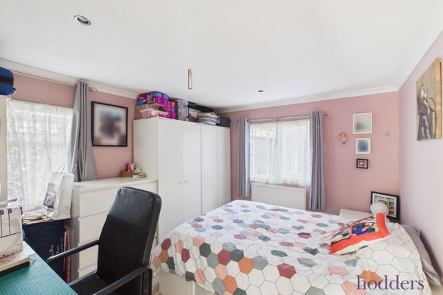 163, Fangrove Park, Lyne photo 3