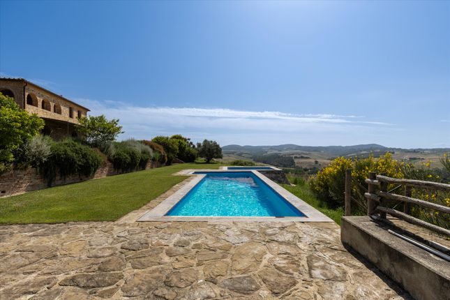 Farm for sale in Asciano, Val D'orcia, Tuscany, Italy