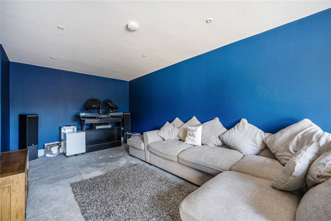 Woodland Crescent, Berkshire photo 4