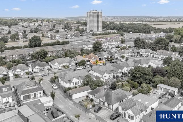 35, Melbourne Gardens, Romford photo 3