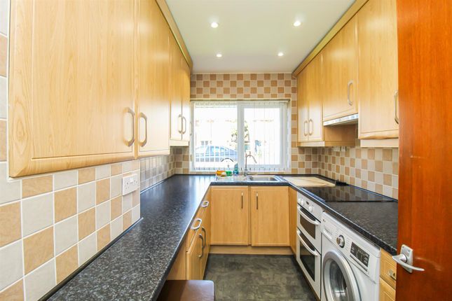 37, Thornes Moor Avenue, Wakefield photo 2