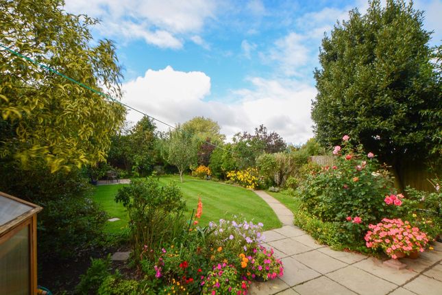 26 Glen Way, Leicester photo 4