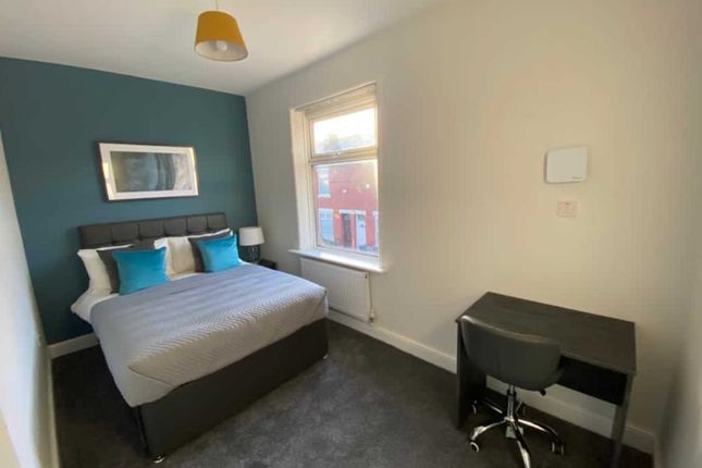 Thumbnail Shared accommodation to rent in Silverdale Road, Bolton
