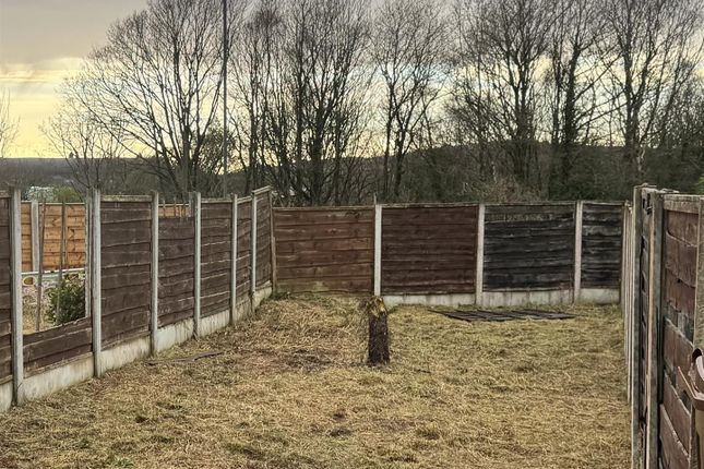 10, Wardlow Walk, Glossop photo 2