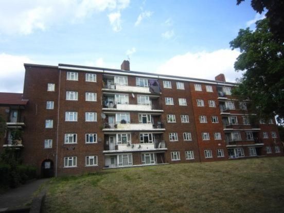 3 bed flat to rent in Rideout Street, London