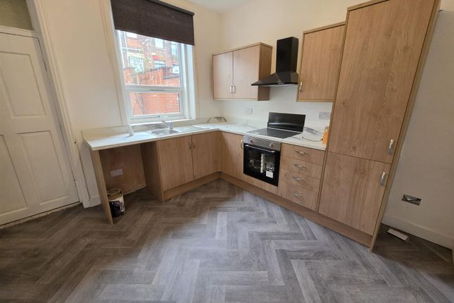 23, Kenyon Avenue, Oldham photo 3
