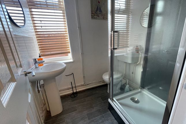 Ground flat, 2 Burton Avenue, Doncaster photo 4