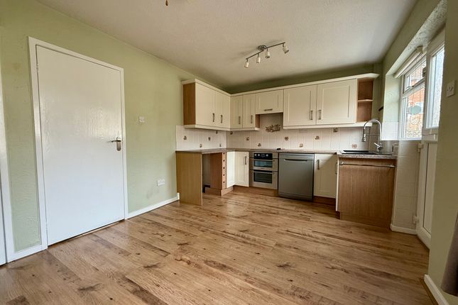 4 Hillside Close, Wakefield photo 4