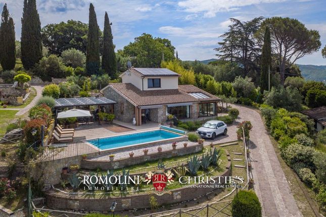 Villa for sale in Passignano Sul Trasimeno, Umbria, Italy
